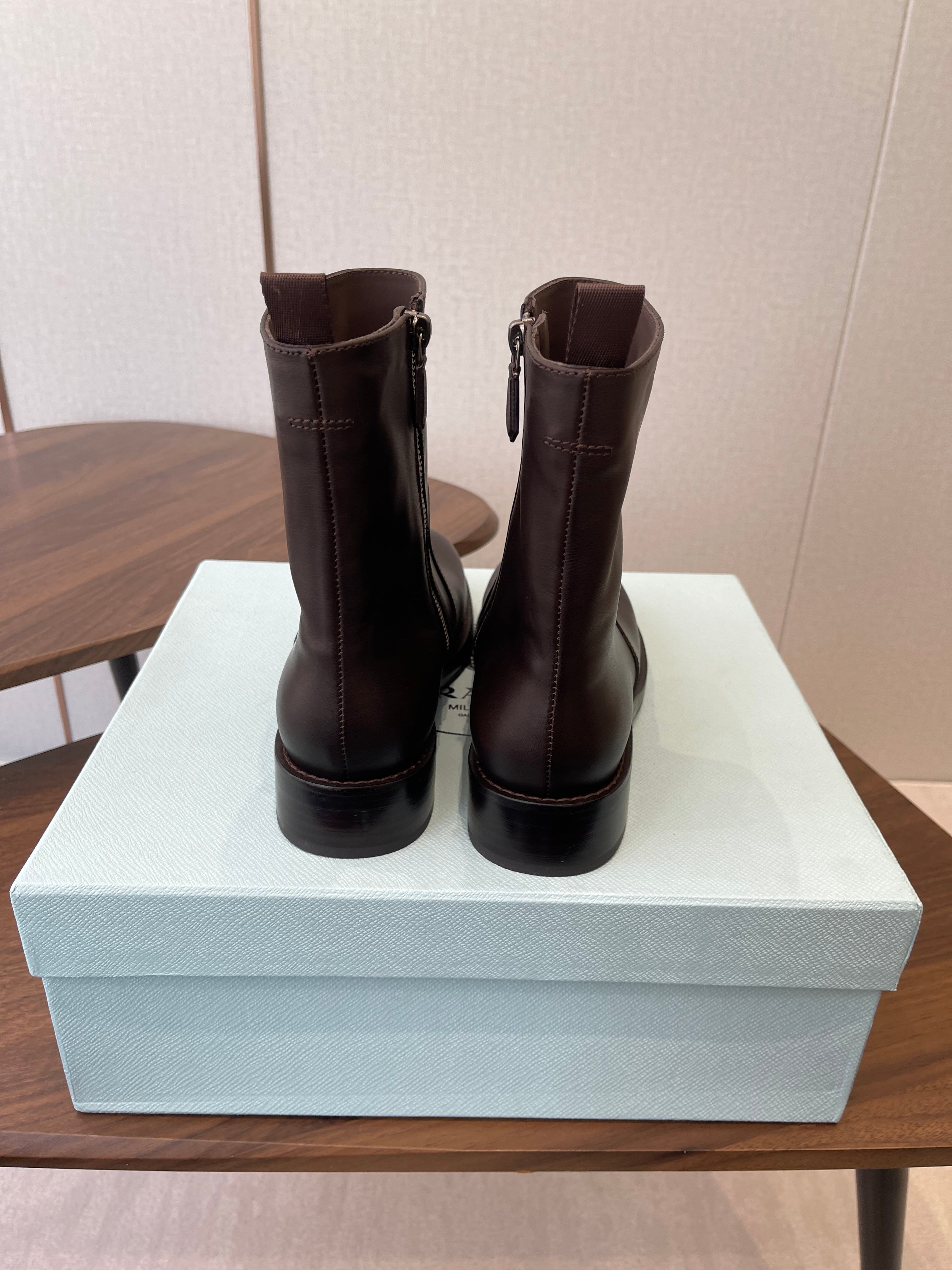 PRADA 25S COWBOY BOOTS IN RK BROWN CALFSKIN