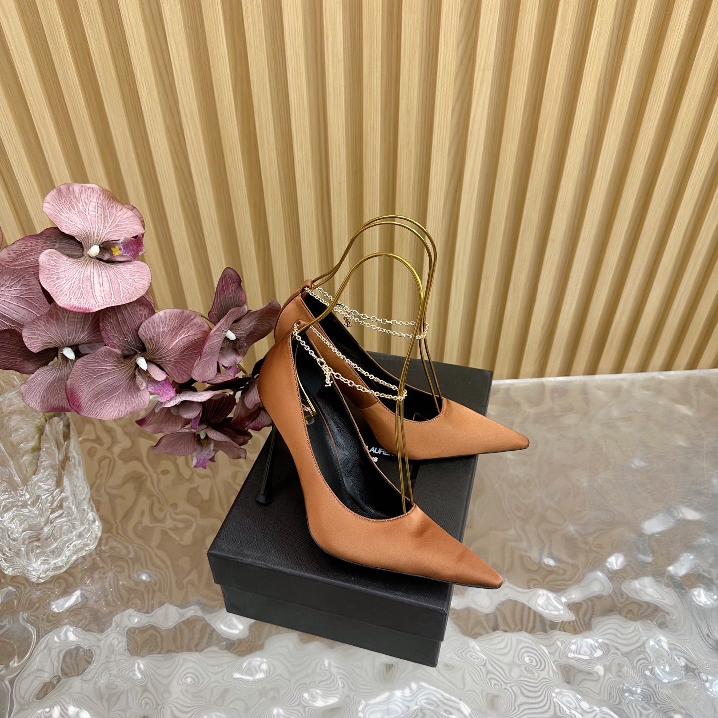 RÉGINE PUMPS IN RUSTIC ORANGE SATIN GOLD CHAIN