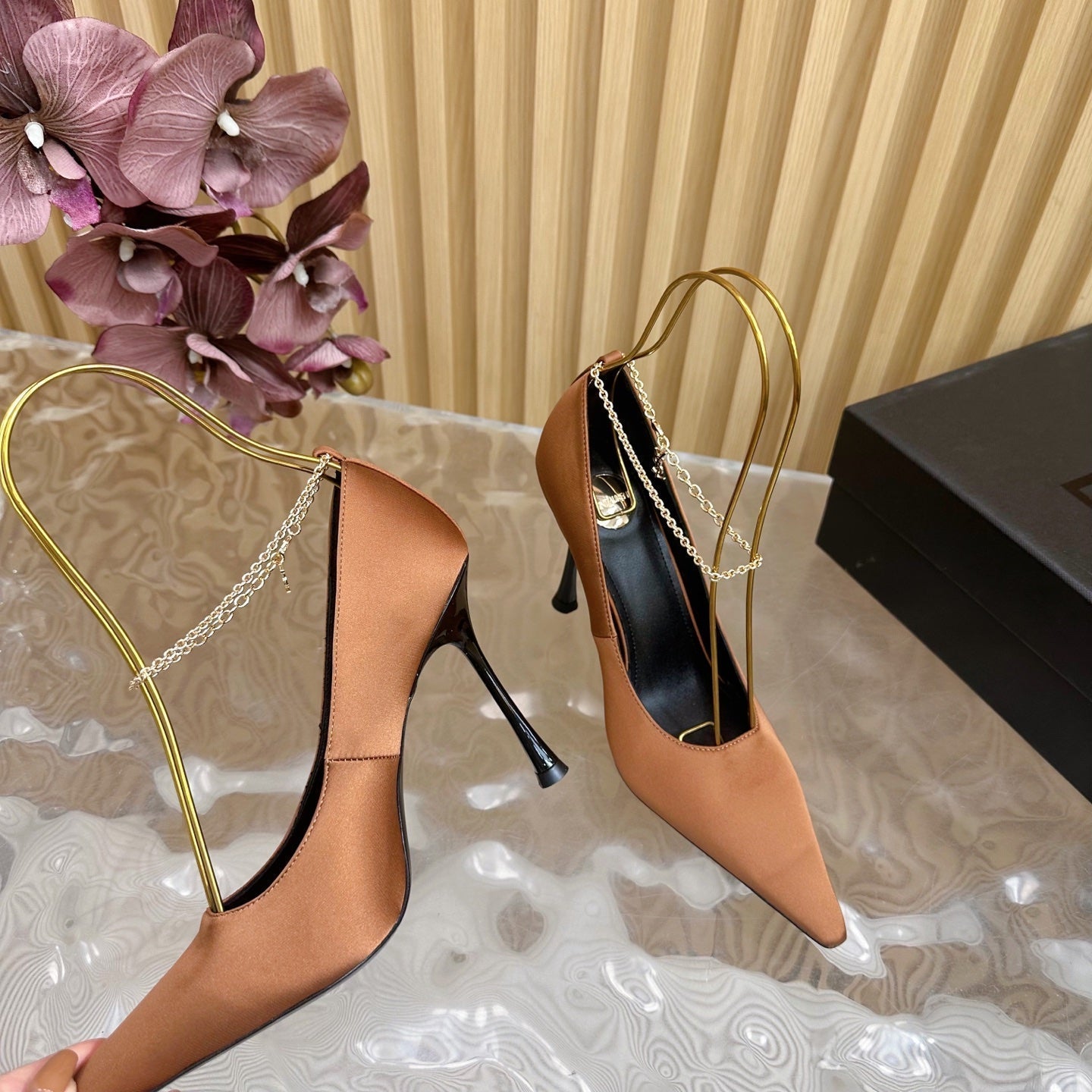 RÉGINE PUMPS IN RUSTIC ORANGE SATIN GOLD CHAIN