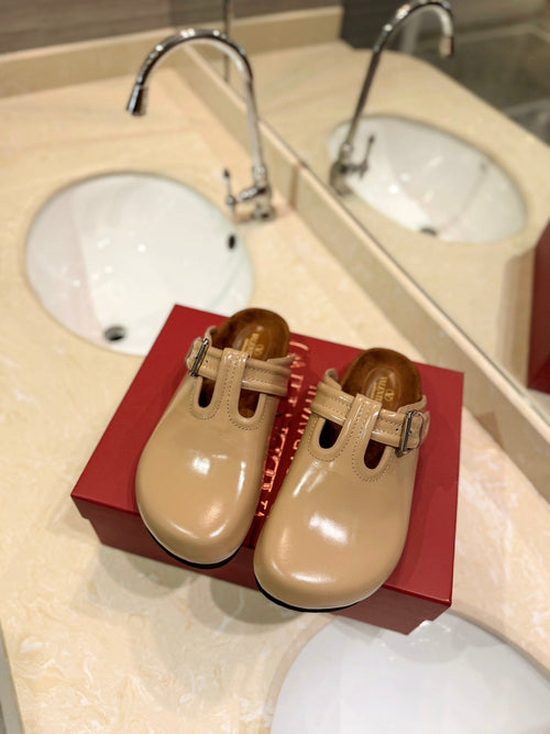 FUSSFRIEND CAMEL BROWN PATENT CALFSKIN LEATHER SABOT